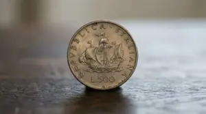 Moneta italiana da 500 lire del 1957 con caravelle e scritta Repubblica Italiana
