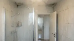 Bagno con muffa sulle pareti e vapore dopo una doccia calda